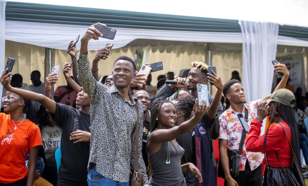 Artiste APass entertains participants.